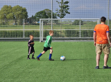 Laatste training S.K.N.W.K. JO7-1 (partijtje tegen de ouders) van maandag 27 mei 2024 (106/180)